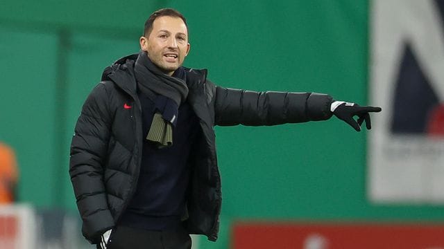 Leipzigs Trainer Domenico Tedesco steht am Spielfeldrand Leipzigs Trainer Domenico Tedesco steht am Spielfeldrand