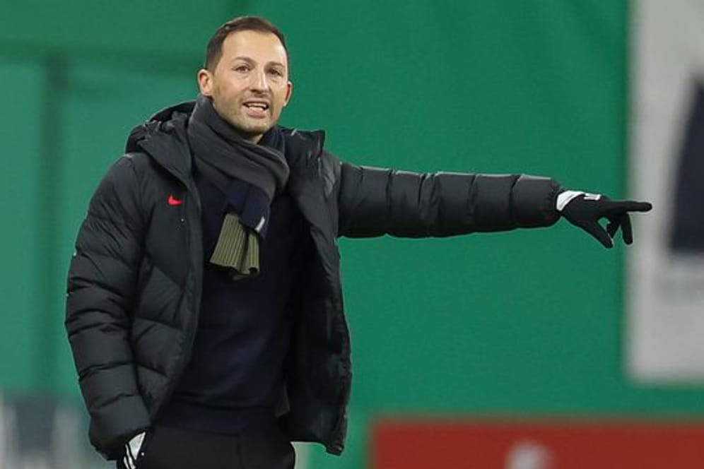 Leipzigs Trainer Domenico Tedesco steht am Spielfeldrand