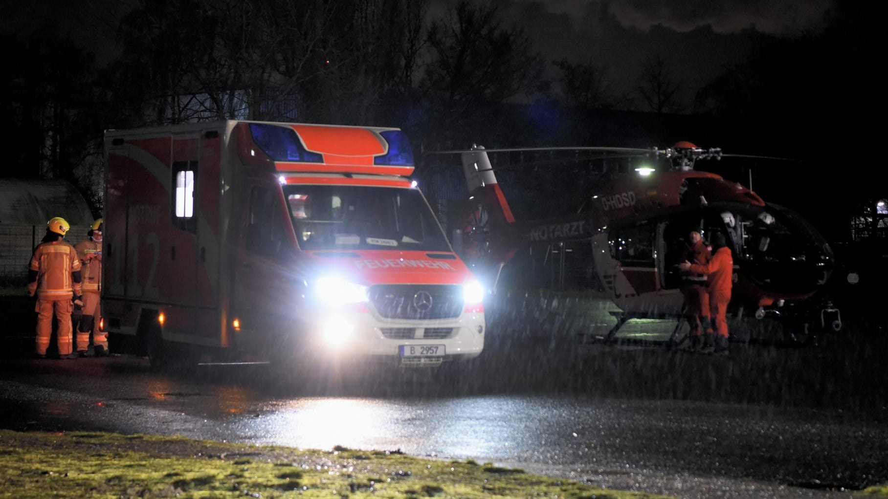 Einsatzkräfte kümmern sich um den Verletzten: Der Hubschrauber flog ihn ins Krankenhaus. Einsatzkräfte kümmern sich um den Verletzten: Der Hubschrauber flog ihn ins Krankenhaus.