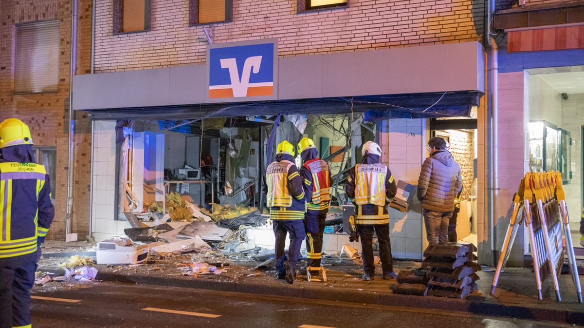 Die zerstörte Bankfiliale in Jüchen: Die Polizei fahndet nun nach den mutmaßlichen drei Tätern.