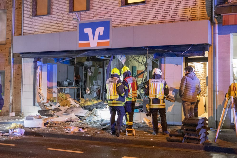 Die zerstörte Bankfiliale in Jüchen: Die Polizei fahndet nun nach den mutmaßlichen drei Tätern.