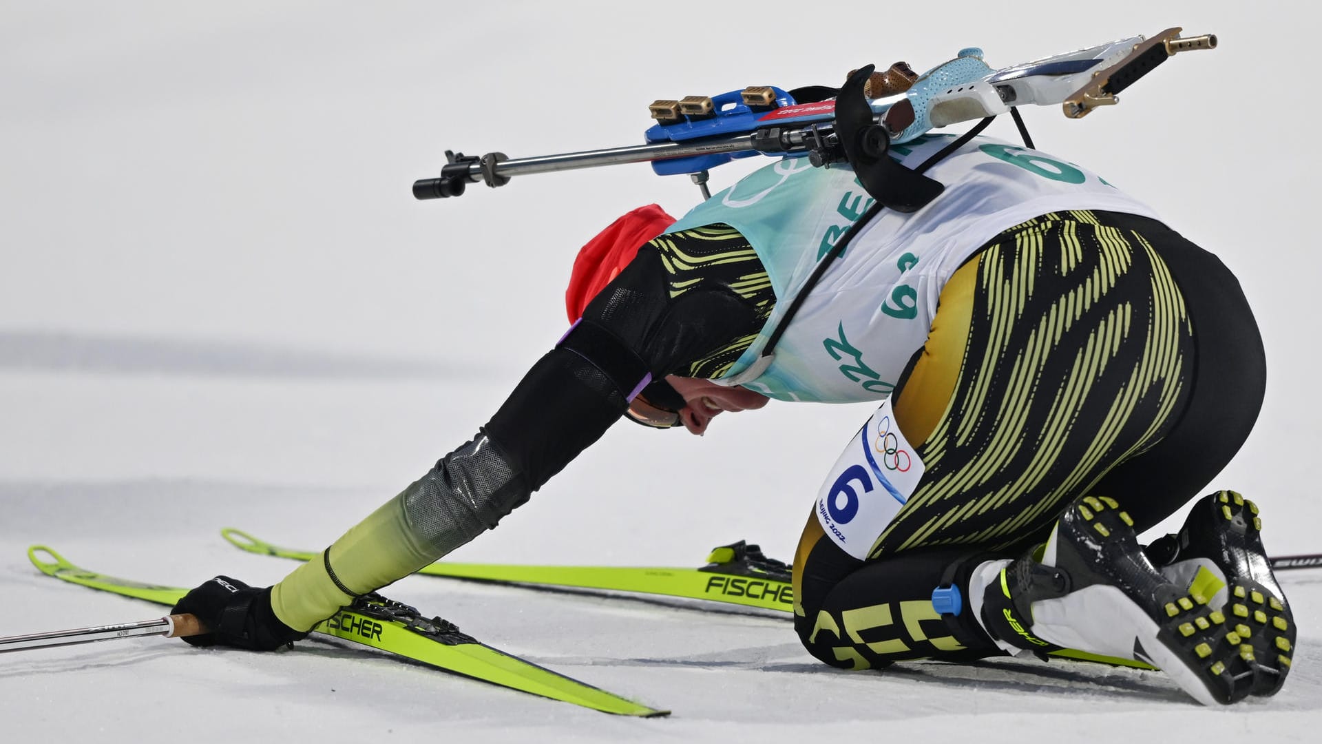 Denise Herrmann am Boden: Die deutsche Biathletin hatte mit den Bedingungen zu kämpfen.