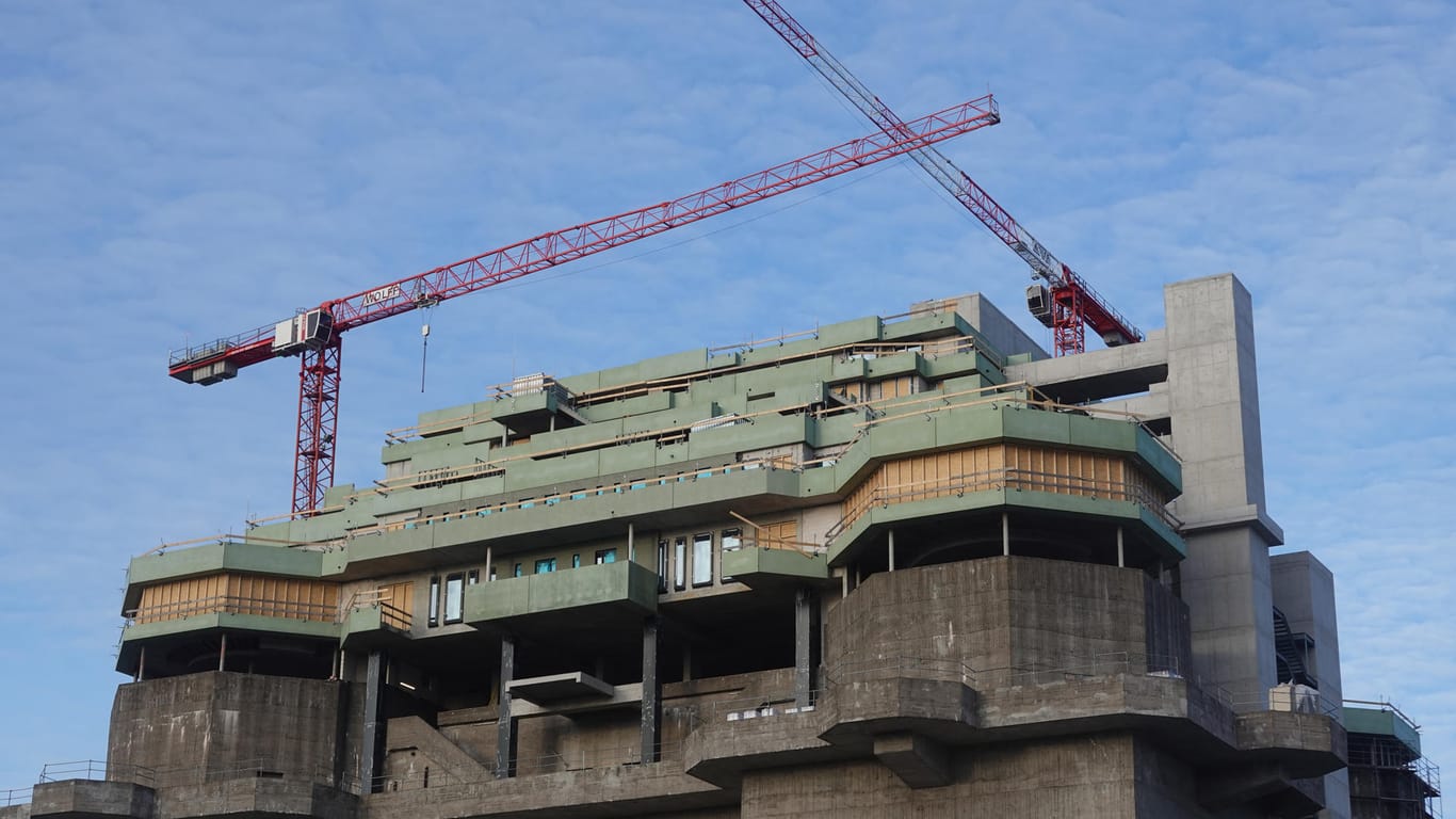 Blick auf den Hochbunker an der Feldstraße und die Baustelle des fünfstöckigen Aufbaus auf dem Dach (Archivbild): Das Projekt wird privat finanziert.