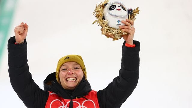 Katharina Althaus feiert ihren zweiten Platz von der Normalschanze.