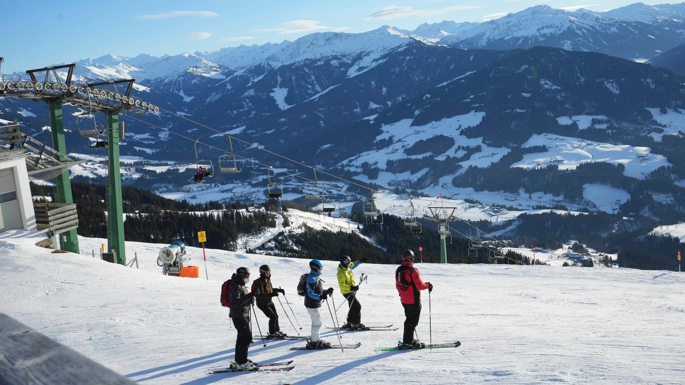 Skifahrer in Österreich: Auch am Samstag blieb die Lawinensituation gefährlich.