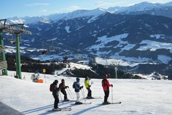 Skifahrer in Österreich: Auch am Samstag blieb die Lawinensituation gefährlich.