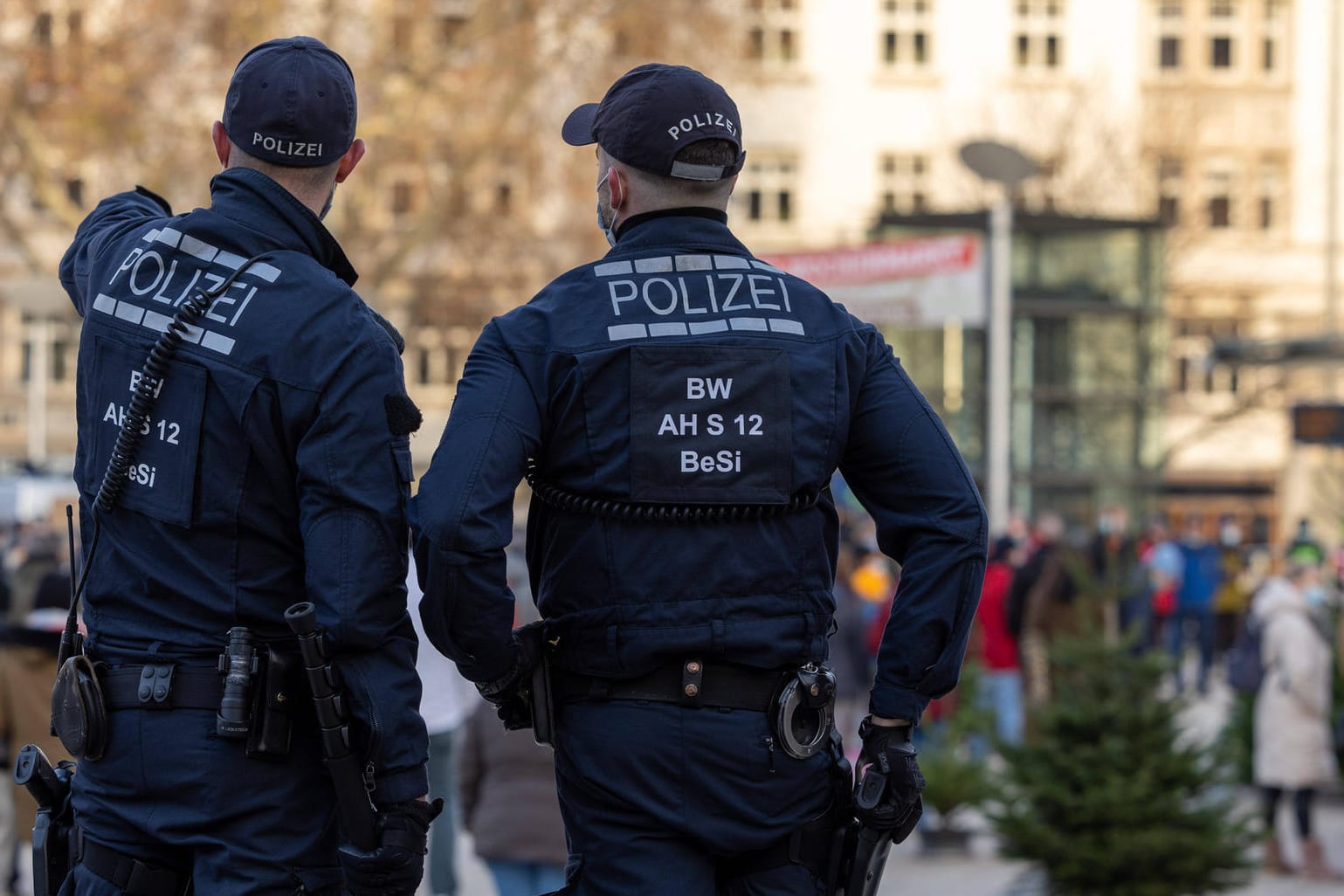Zwei Polizisten bei einer Demo in Stuttgart (Archivbild): In der baden-württembergischen Hauptstadt werden besonders viele Fälle gemeldet.
