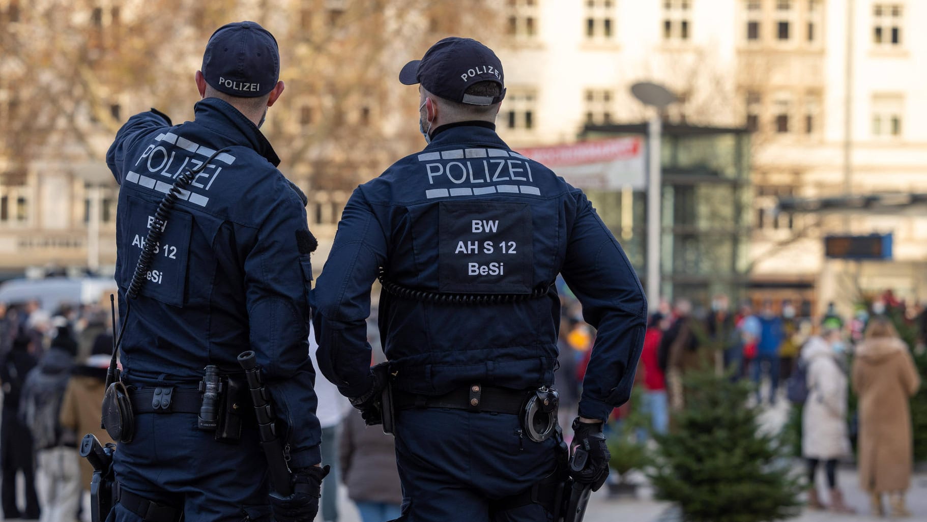 Zwei Polizisten bei einer Demo in Stuttgart (Archivbild): In der baden-württembergischen Hauptstadt werden besonders viele Fälle gemeldet. Zwei Polizisten bei einer Demo in Stuttgart (Archivbild): In der baden-württembergischen Hauptstadt werden besonders viele Fälle gemeldet.