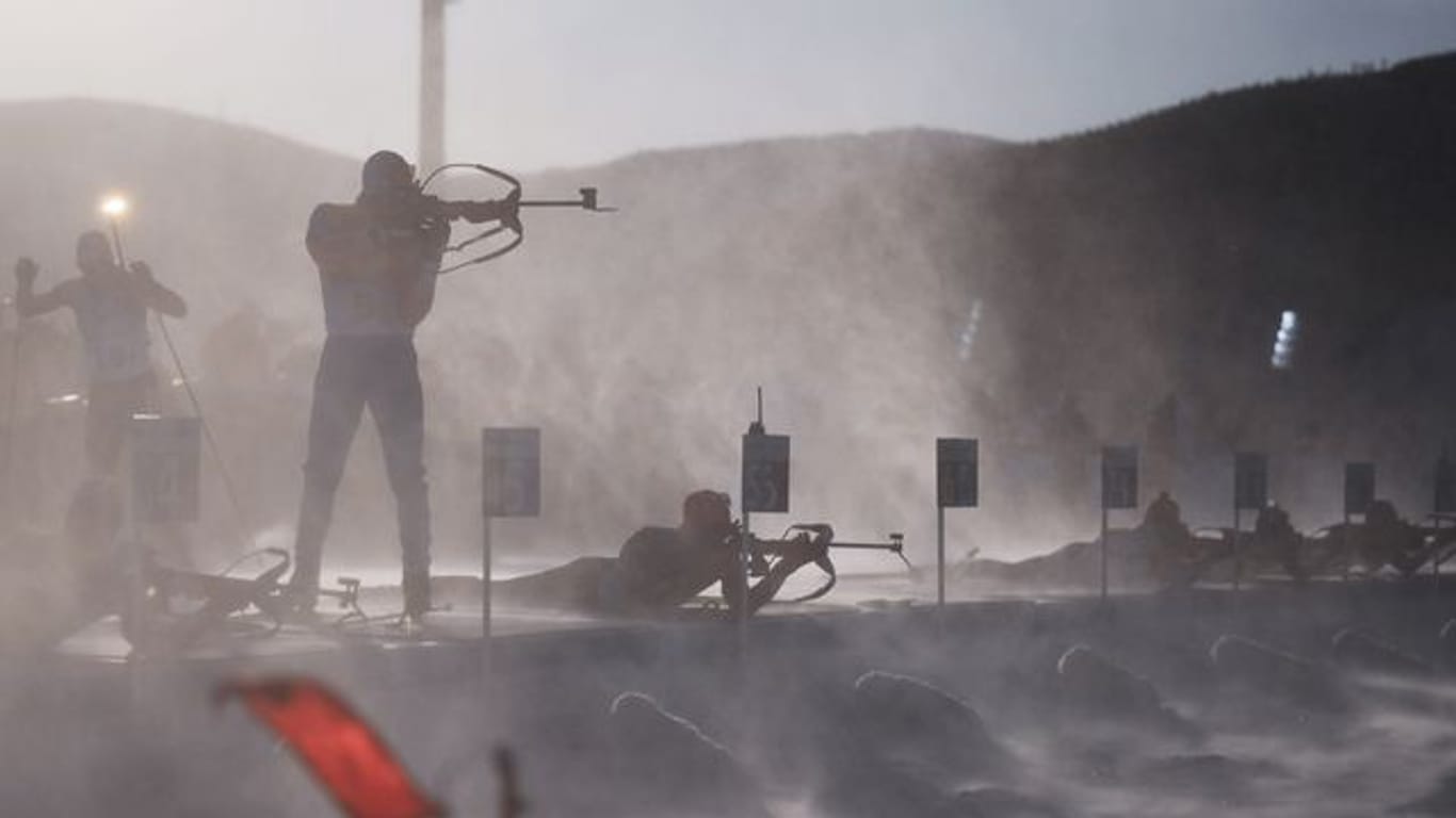 Schnee wird über die Schießbahn der Biathlon-Anlage geweht.