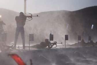 Schnee wird über die Schießbahn der Biathlon-Anlage geweht.