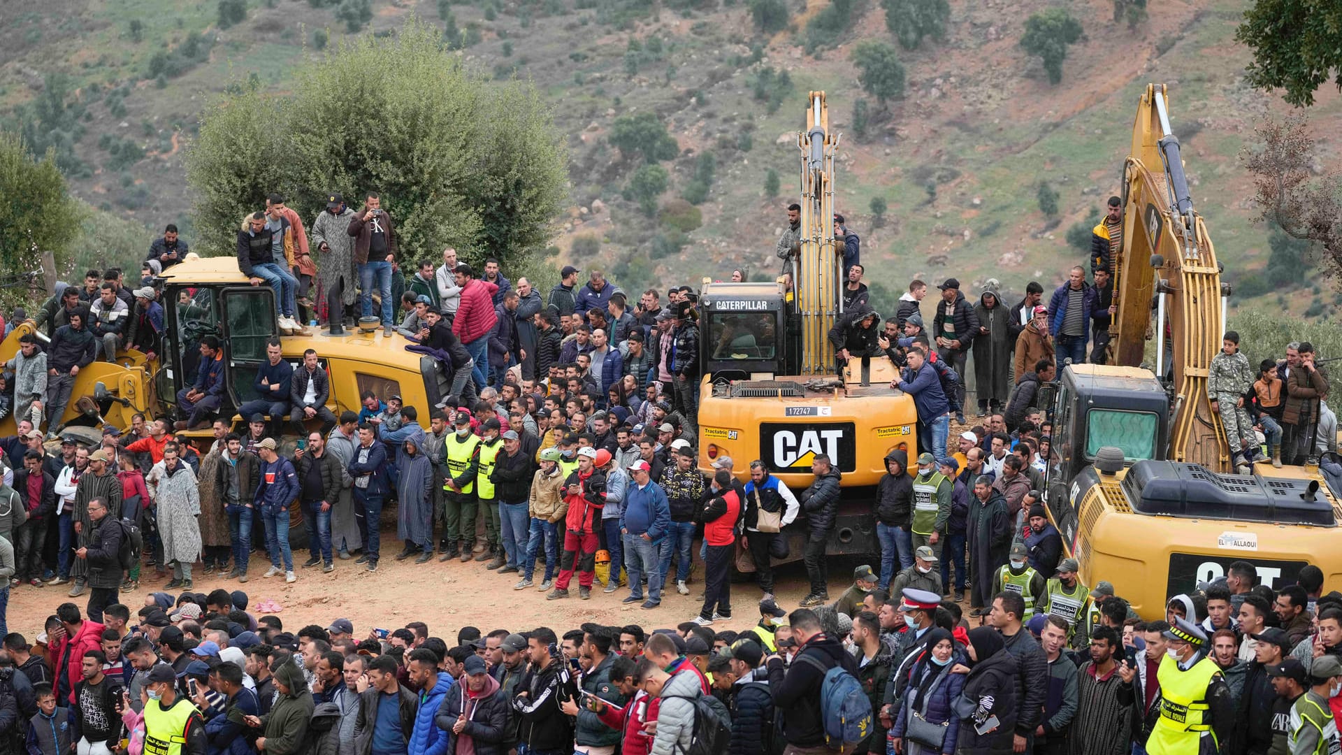 Anwohner stehen auf Traktoren und beobachten die Rettungsaktion: Die Operation hält das nordafrikanische Land seit Tagen in Atem.