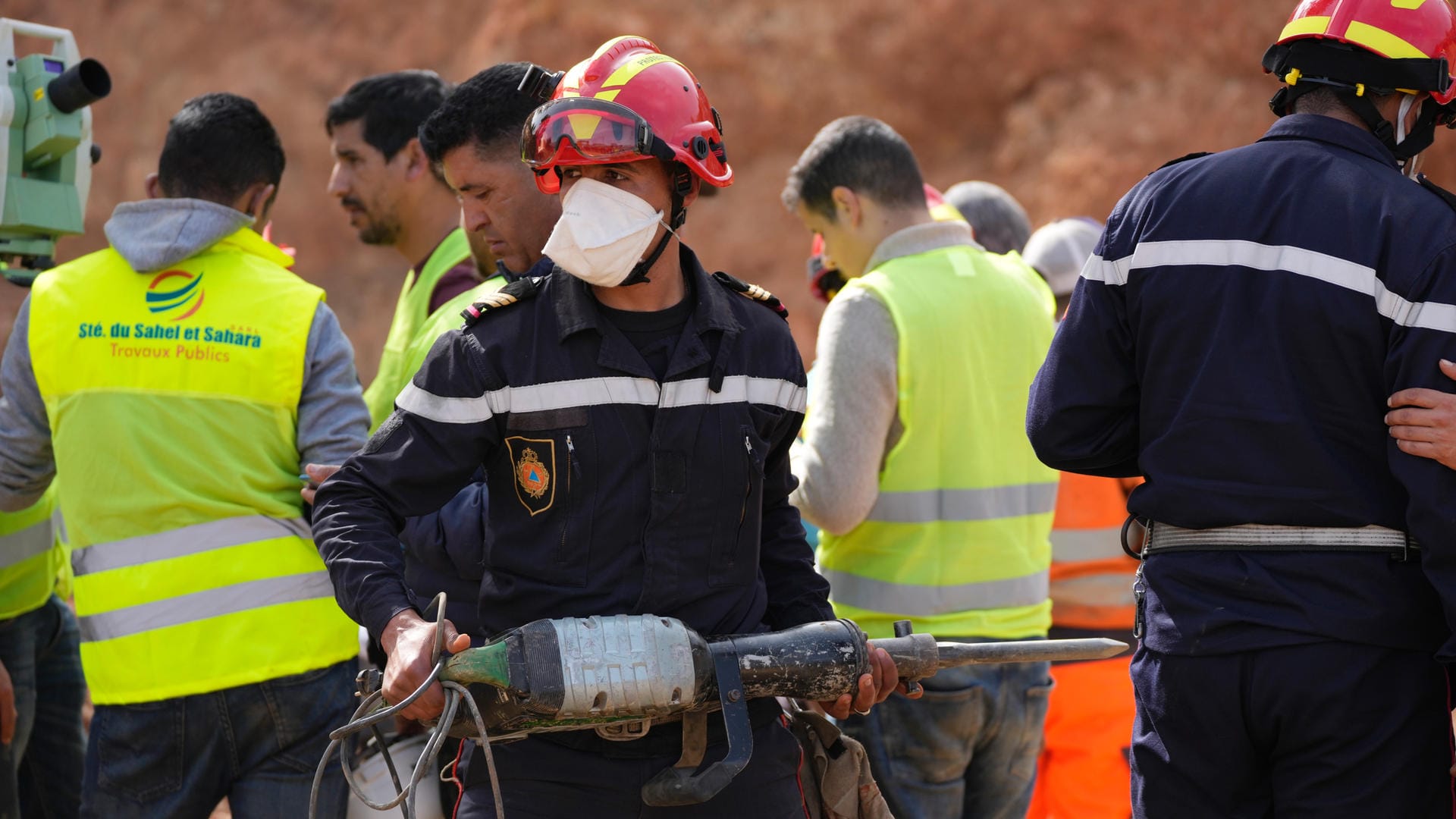 Ein Mitarbeiter des Zivilschutzes hilft bei der Rettungsaktion: Die Arbeiten laufen seit Tagen auf Hochtouren.