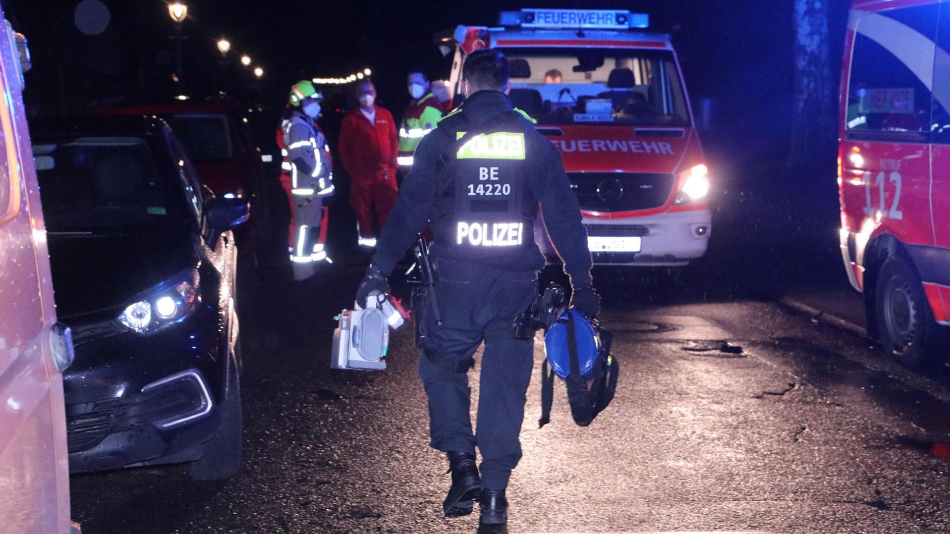 Ein Polizist sichert die zerstörten Instrumente des Sanitäters: Nicht nur diese nahmen bei der Attacke Schaden. Ein Polizist sichert die zerstörten Instrumente des Sanitäters: Nicht nur diese nahmen bei der Attacke Schaden.