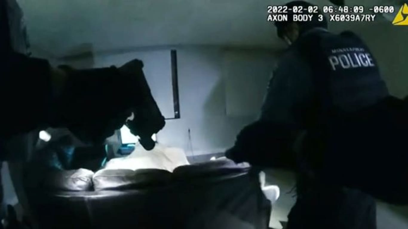 Der Screenshot aus dem Körperkameravideo eines Beamten des Minneapolis Police Department zeigt, wie Polizisten die Wohnung des 22-Jährigen betreten, kurz bevor die tödlichen Schüsse fallen.