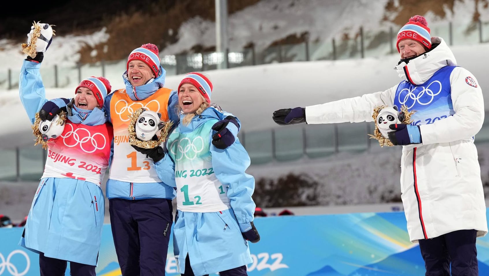 Das norwegische Siegerteam: Marte Olsbu Roeiseland, Tarjei Bö, Tiril Eckhoff und Johannes Thingnes Bö (v.l.n.r.) auf Abstand.