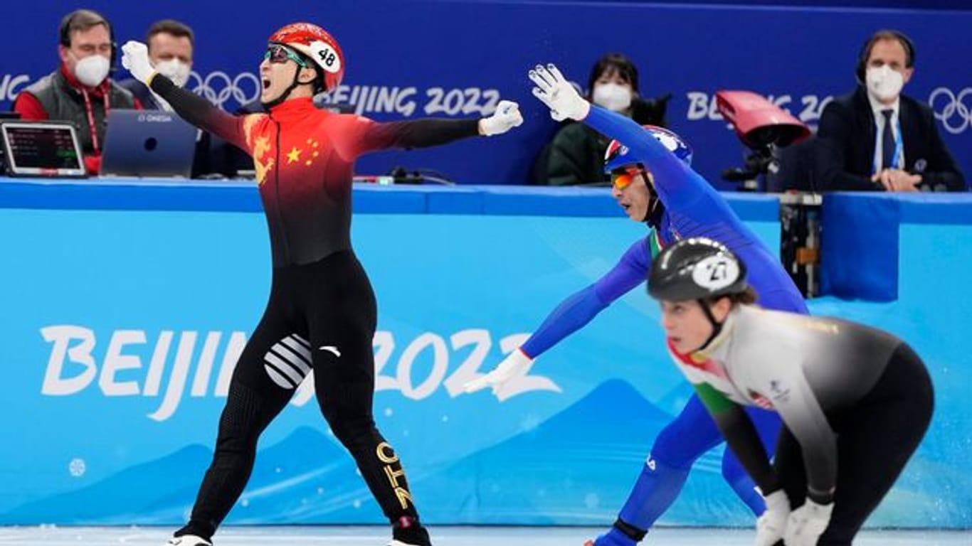 Shorttracker Wu Dajing (l) holt das erste Gold für China bei den olympischen Spielen.