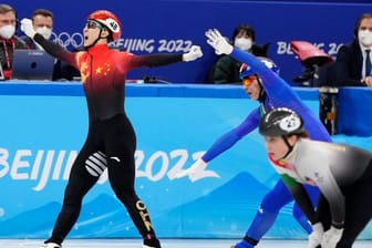 Shorttracker Wu Dajing (l) holt das erste Gold für China bei den olympischen Spielen.