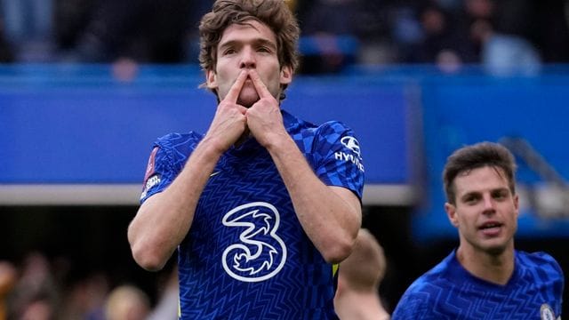 FC Chelseas Marcos Alonso (l) erzielte in der Verlängerung den Siegtreffer.