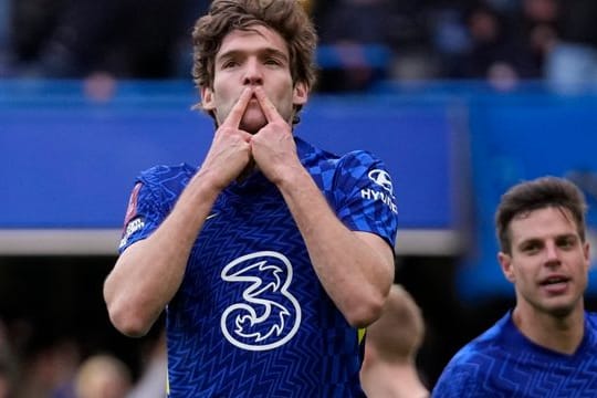 FC Chelseas Marcos Alonso (l) erzielte in der Verlängerung den Siegtreffer.