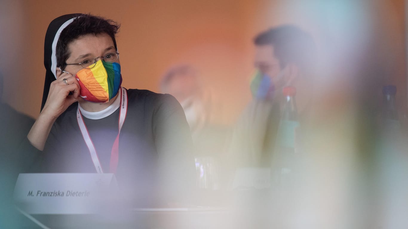 Eine Teilnehmerin mit Regenbogen-Maske sitzt zu Beginn der Dritten Synodalversammlung der deutschen Katholiken an ihrem Platz: Die Gleichstellung Gleichgeschlechtlicher war großes Thema bei der Vollversammlung.