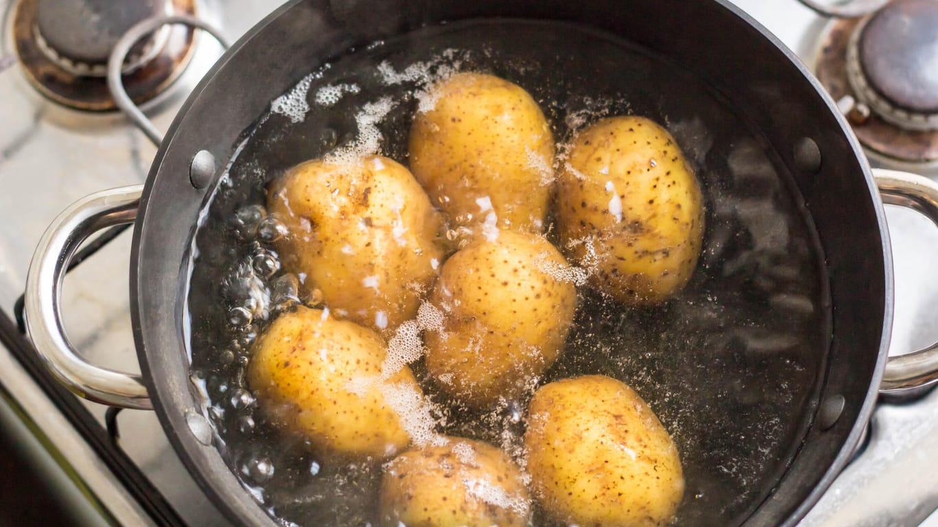 Kartoffeln: Die meisten kochen Kartoffeln in einem Topf auf dem Herd.