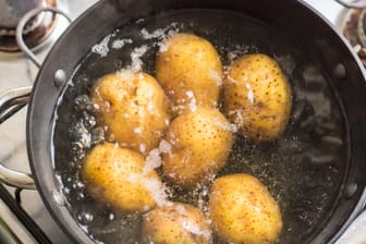 Kartoffeln: Die meisten kochen Kartoffeln in einem Topf auf dem Herd.