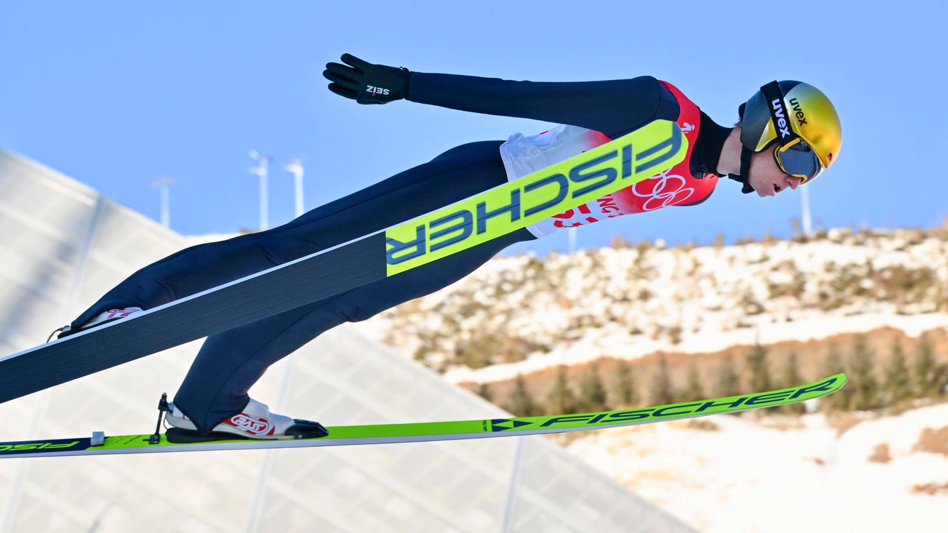 Karl Geiger: Der deutsche Skispringer wurde in der Qualifikation Neunter, hat Chancen auf eine Medaille.