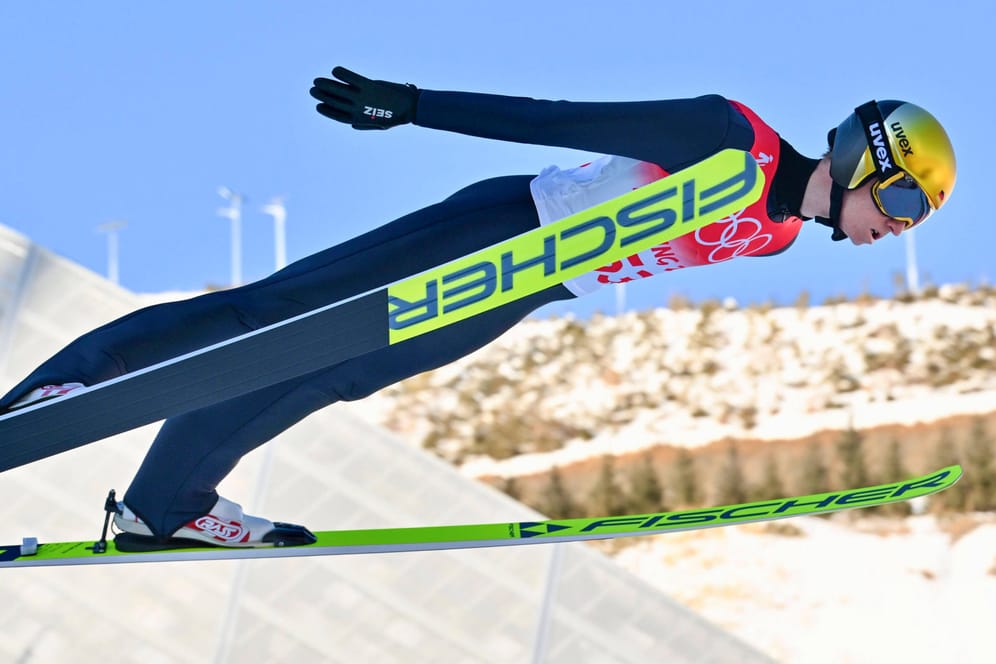 Karl Geiger: Der deutsche Skispringer wurde in der Qualifikation Neunter, hat Chancen auf eine Medaille.