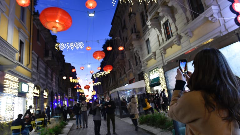 Chinesisches Neujahrfest in Mailand: Künftig akzeptiert Italien bei Touristen auch nicht in der EU zugelassene Impfstoffe.