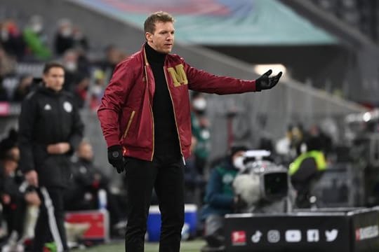 Münchens Trainer Julian Nagelsmann gibt seiner Mannschaft taktische Anweisungen.