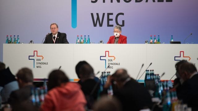 Der Vorsitzende der Deutschen Bischofskonferenz, Georg Bätzing, und Irme Stetter-Karp, die Präsidentin des Zentralkomitees der deutschen Katholiken, sitzen bei der Dritten Synodalversammlung der deutschen Katholiken auf dem Podium. Der Vorsitzende der Deutschen Bischofskonferenz, Georg Bätzing, und Irme Stetter-Karp, die Präsidentin des Zentralkomitees der deutschen Katholiken, sitzen bei der Dritten Synodalversammlung der deutschen Katholiken auf dem Podium.