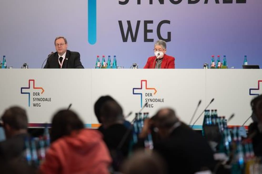 Der Vorsitzende der Deutschen Bischofskonferenz, Georg Bätzing, und Irme Stetter-Karp, die Präsidentin des Zentralkomitees der deutschen Katholiken, sitzen bei der Dritten Synodalversammlung der deutschen Katholiken auf dem Podium.