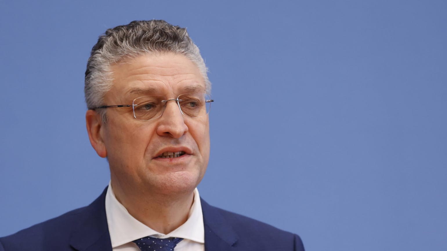 RKI-Chef: "Lothar Wieler hat in der Pandemie unfassbar viel geleistet", schrieb Göring-Eckardt auf Twitter. RKI-Chef: "Lothar Wieler hat in der Pandemie unfassbar viel geleistet", schrieb Göring-Eckardt auf Twitter.