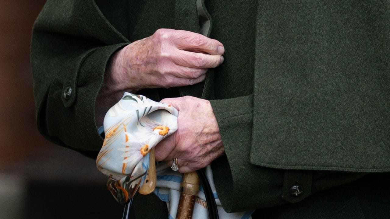 Ist die Queen ein politisch denkender Mensch? "Als Staatsoberhaupt gibt sie keinen Kommentar dazu, und das soll sie auch nicht. Ist die Queen ein politisch denkender Mensch? "Als Staatsoberhaupt gibt sie keinen Kommentar dazu, und das soll sie auch nicht.