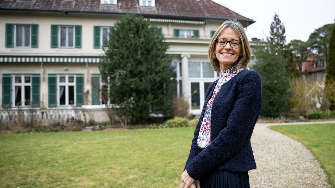 Jill Gallard, britische Botschafterin in Deutschland, im Garten der Residenz der britischen Botschaft in Berlin-Grunewald. Jill Gallard, britische Botschafterin in Deutschland, im Garten der Residenz der britischen Botschaft in Berlin-Grunewald.