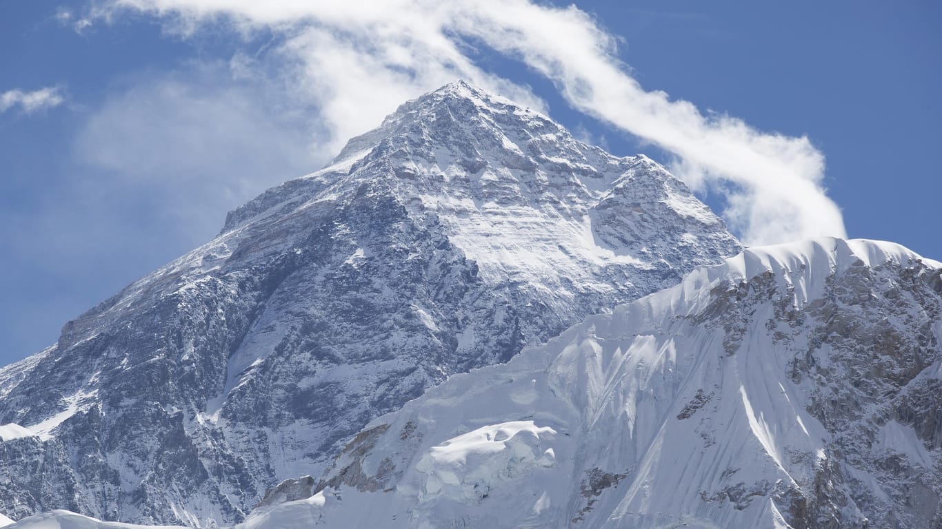 Blick auf den Mount Everest (Archivbild): Forscher befürchten das vollständige Abschmelzen des Gletschers "innerhalb weniger Jahrzehnte".