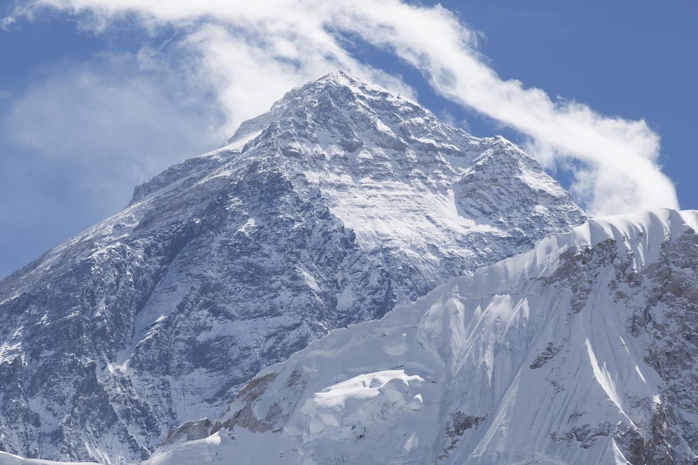 Blick auf den Mount Everest (Archivbild): Forscher befürchten das vollständige Abschmelzen des Gletschers "innerhalb weniger Jahrzehnte".