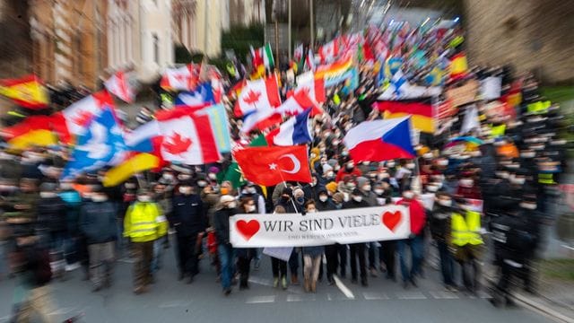 Teilnehmer einer Demonstration gegen die Corona-Politik laufen durch Osnabrück. Teilnehmer einer Demonstration gegen die Corona-Politik laufen durch Osnabrück.