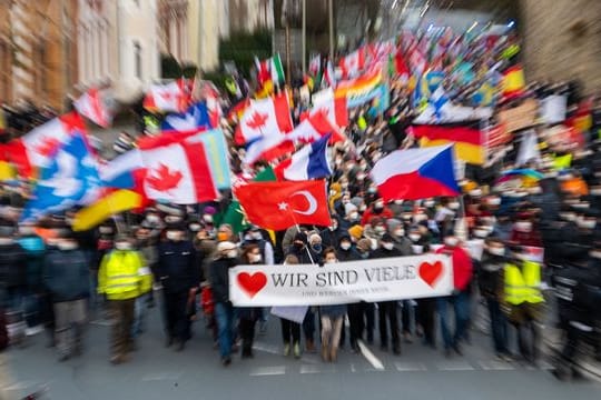 Teilnehmer einer Demonstration gegen die Corona-Politik laufen durch Osnabrück.