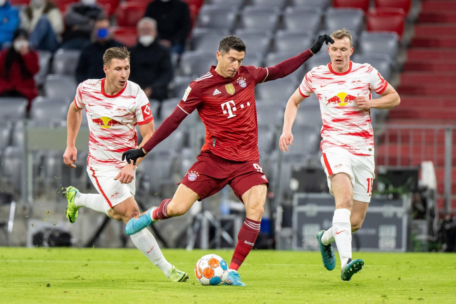 Robert Lewandowski: Seinen platzierten Schuss konnte Leipzig-Torwart Gulacsi nur abprallen lassen, Müller war da. Traf dann per Kopf selbst zum 2:1. Hätte am zweiten Pfosten (53.), aus zehn Metern (63.) oder per Kopf (72.) noch erhöhen können. Das sagt alles. Note 2