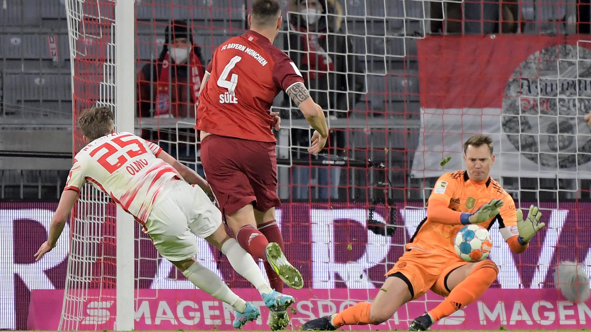 Manuel Neuer: Rettete gleich zwei Mal innerhalb weniger Minuten gegen Olmo (17., 19.), bewahrte die Bayern vor einem frühen Ausgleich. An den Gegentoren machtlos. Dann noch mal gefragt bei Szoboszlais Distanzschuss (73.) und gegen Forsberg (82.). Hat den Siegrekord von Oliver Kahn (310) eingestellt. Note 2