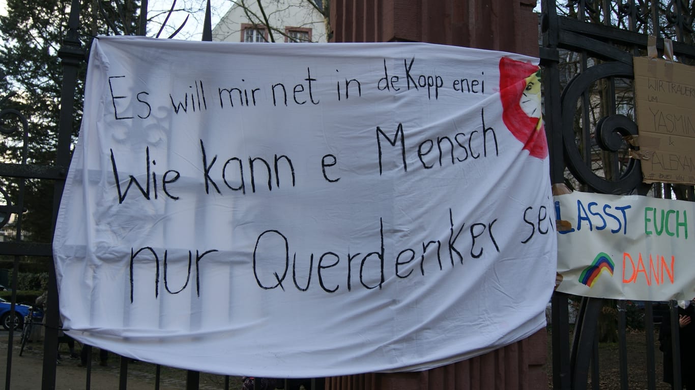Plakat der Gegendemonstranten: Einige Anwohner protestieren gegen die "Querdenker"-Bewegung.