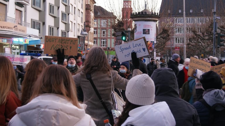 Gegendemonstranten in der Frankfurter Innenstadt: Die Frau fordert: "Lauft nicht mit Nazis".