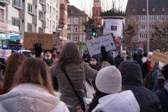 Gegendemonstranten in der Frankfurter Innenstadt: Die Frau fordert: "Lauft nicht mit Nazis".