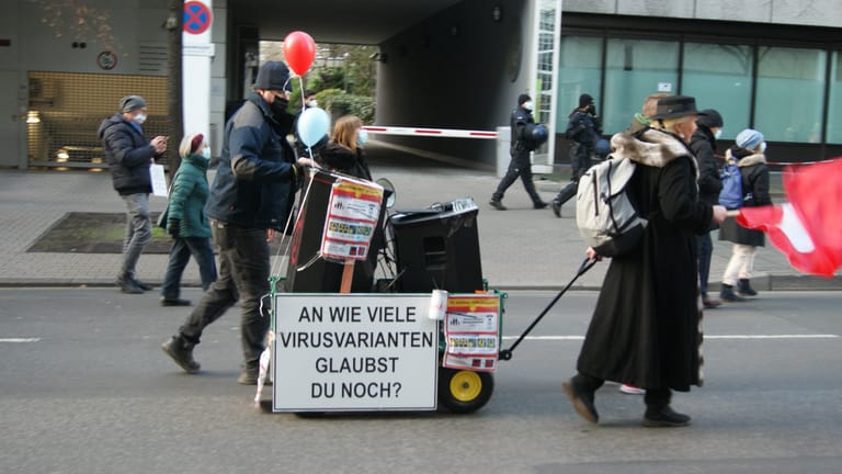 Demonstranten mit Bollerwagen: Die "Querdenken"-Demo in Frankfurt fordert die Aufhebung aller Corona-Maßnahmen.