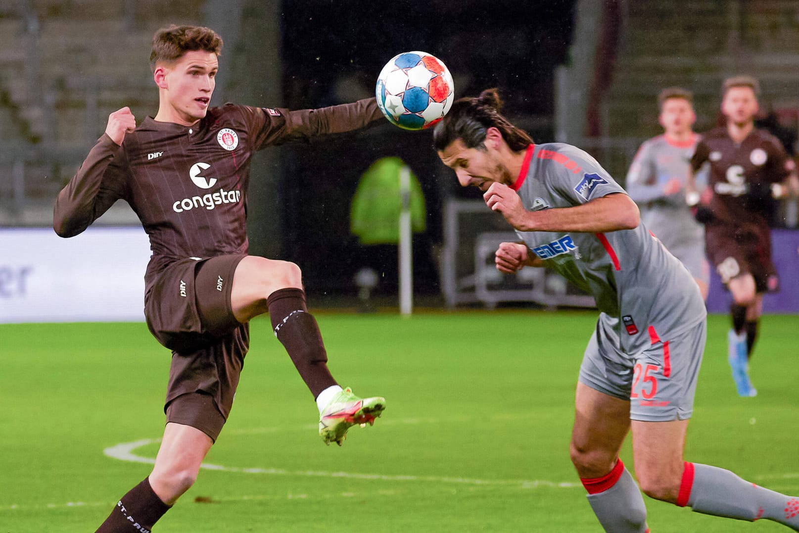 St. Paulis Luca Zander hat mit seiner Mannschaft in einem ausgeglichenen Spiel nicht die Tabellenführung erobern können.