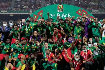 Kameruns Spieler feiern nach dem Sieg im kleinen Finale gegen Burkina Faso.