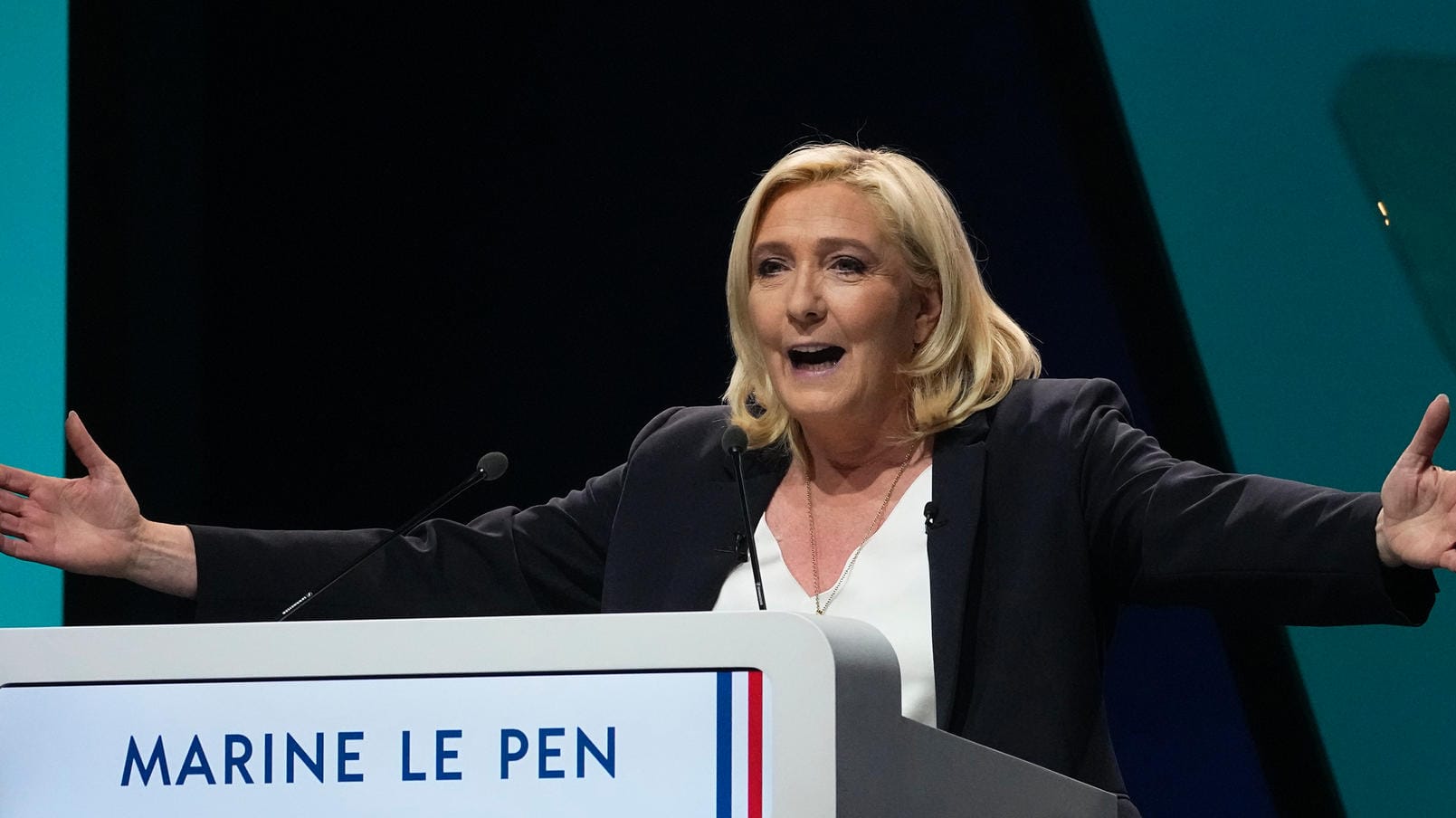 Marine Le Pen, extrem rechte französische Präsidentschaftskandidatin, spricht vor Anhängern in Reims Marine Le Pen, extrem rechte französische Präsidentschaftskandidatin, spricht vor Anhängern in Reims