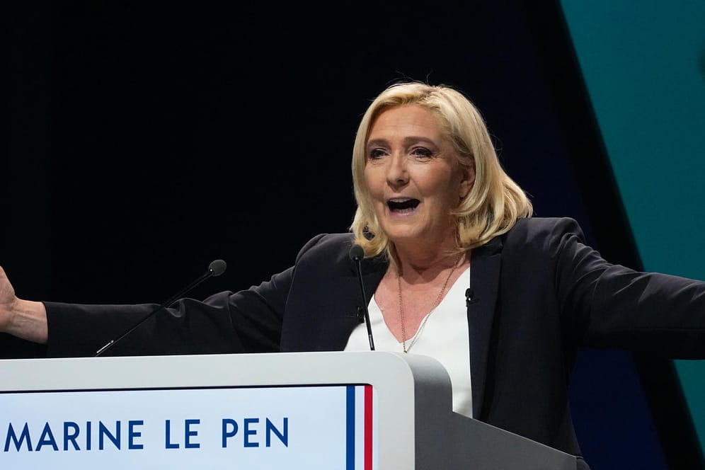 Marine Le Pen, extrem rechte französische Präsidentschaftskandidatin, spricht vor Anhängern in Reims