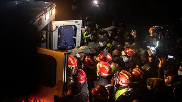 Rettungskräfte legen den Leichnam des fünfjährigen Rayan in einen Krankenwagen. Rettungskräfte legen den Leichnam des fünfjährigen Rayan in einen Krankenwagen.
